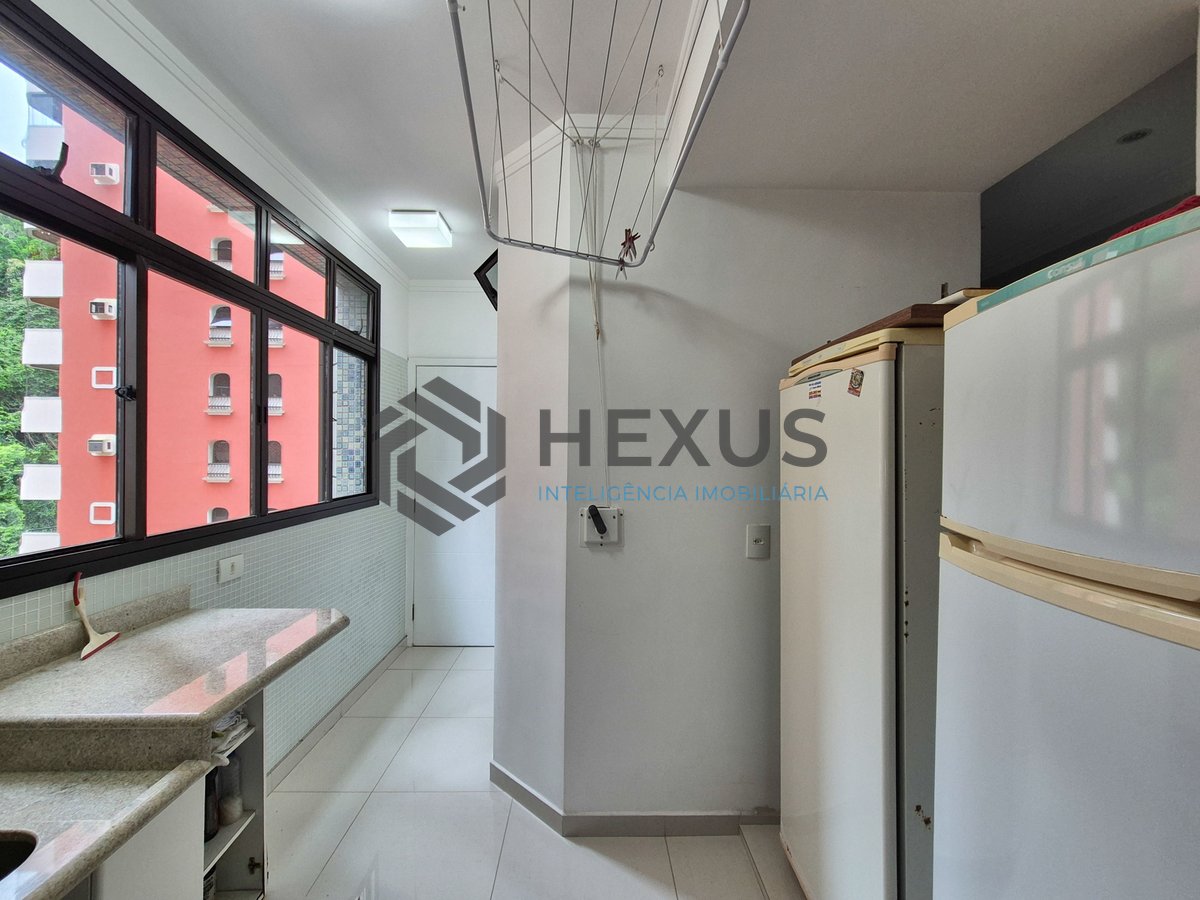 Foto 35 de Apartamento reformado com varanda gourmet na Praia das Pitangueiras, Guarujá