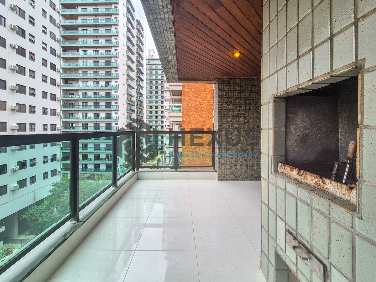 Foto 8 de Apartamento reformado com varanda gourmet na Praia das Pitangueiras, Guarujá