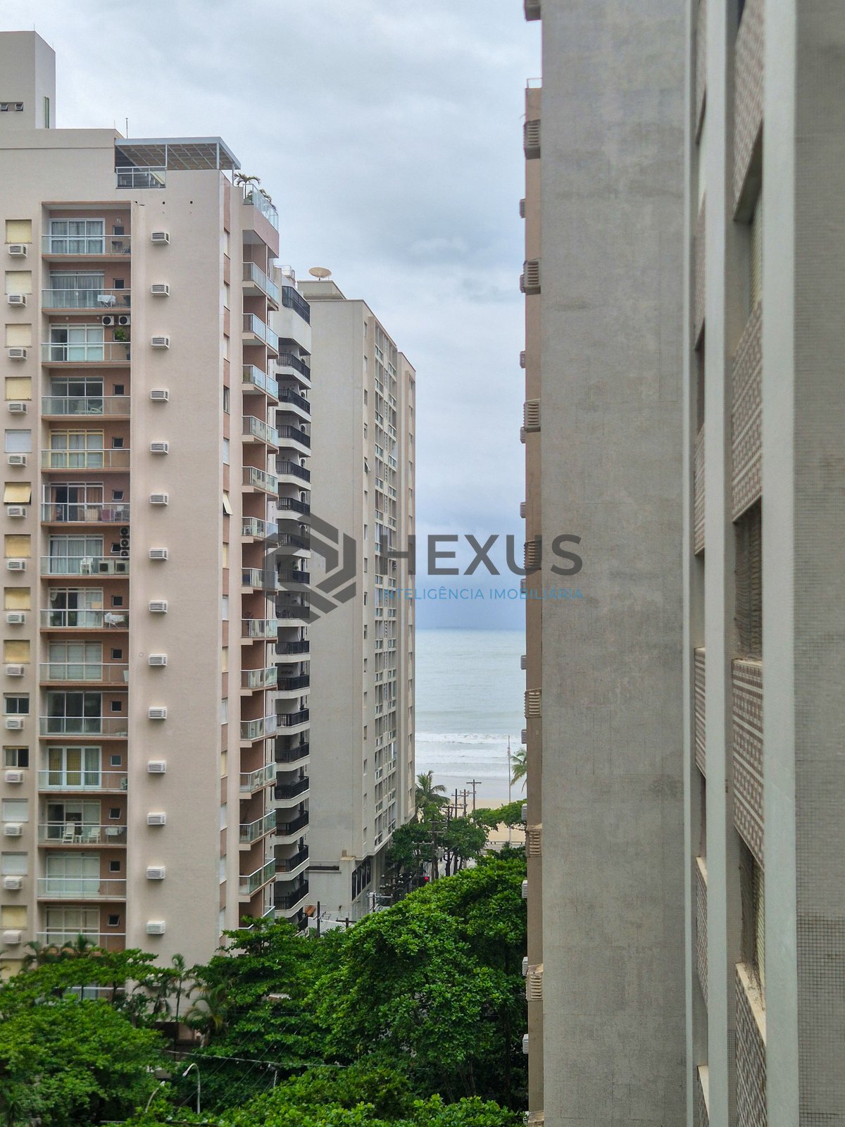Foto 15 de Apartamento reformado a 2 quadras da praia na região da Barra Funda nas Pitangueiras, Guarujá