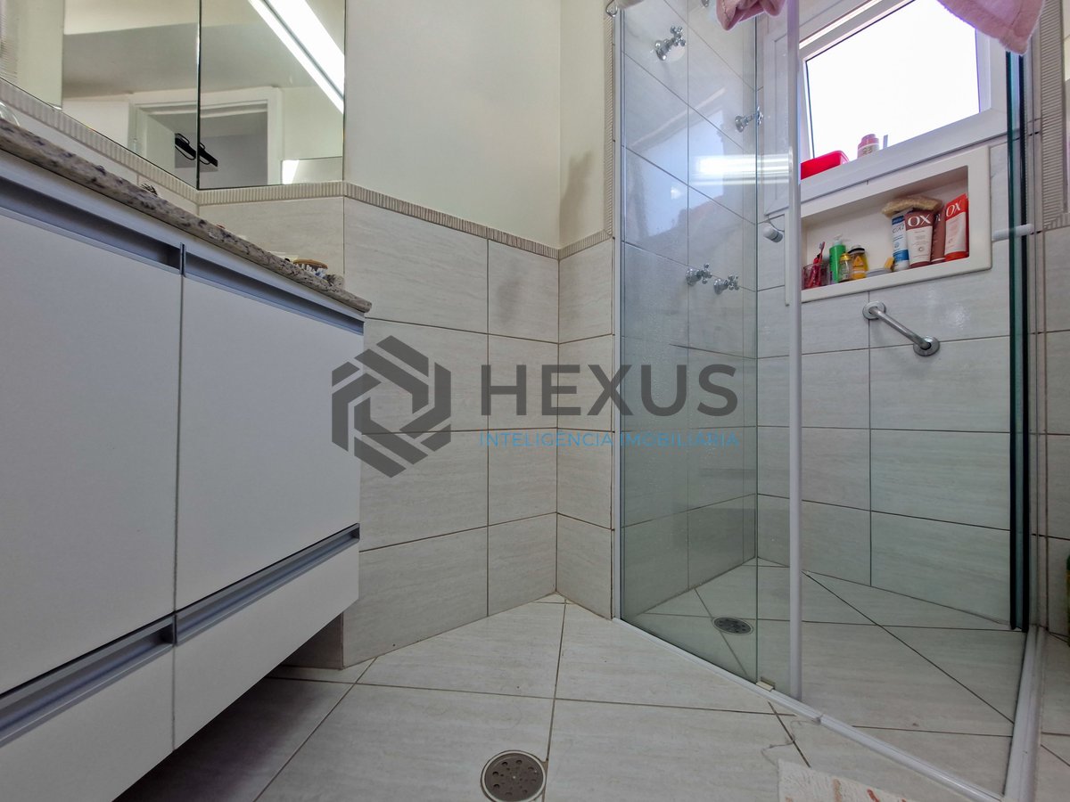Foto 16 de Apartamento reformado com varanda e lazer a 1 quadra da praia nas Astúrias, Guarujá