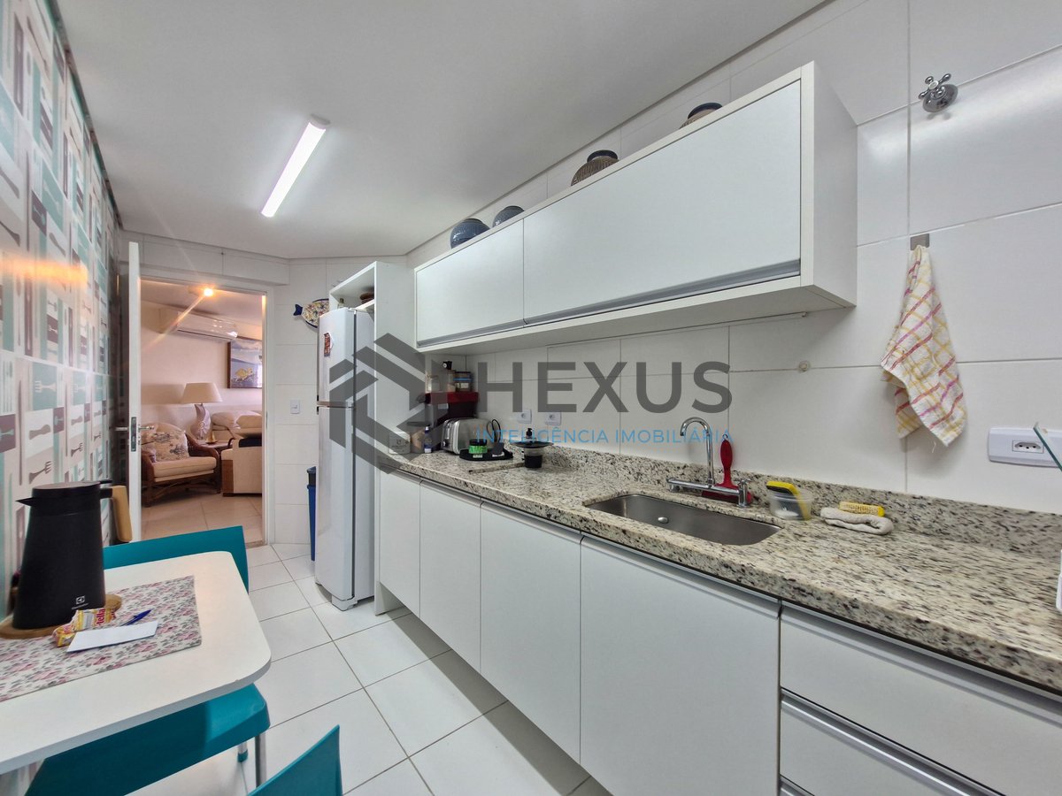 Foto 26 de Apartamento reformado com varanda e lazer a 1 quadra da praia nas Astúrias, Guarujá