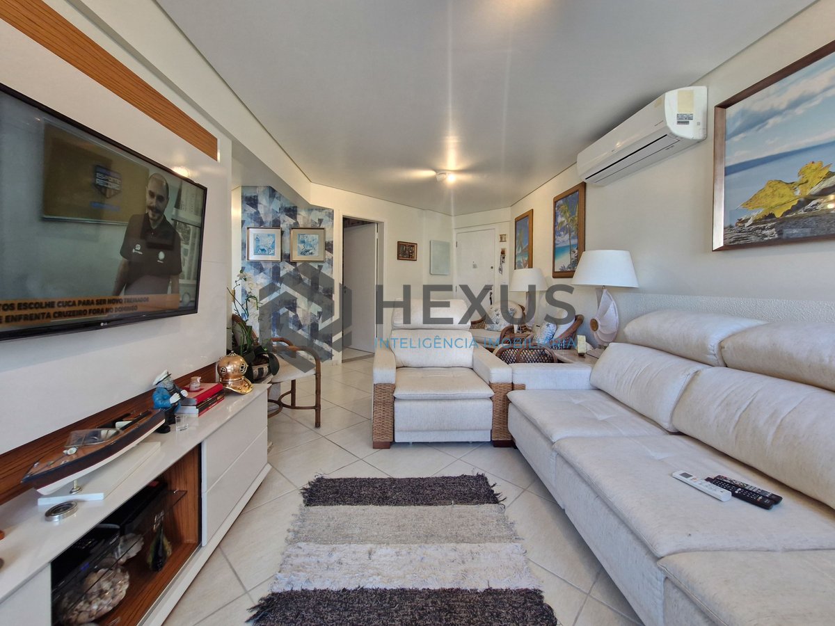 Foto 4 de Apartamento reformado com varanda e lazer a 1 quadra da praia nas Astúrias, Guarujá