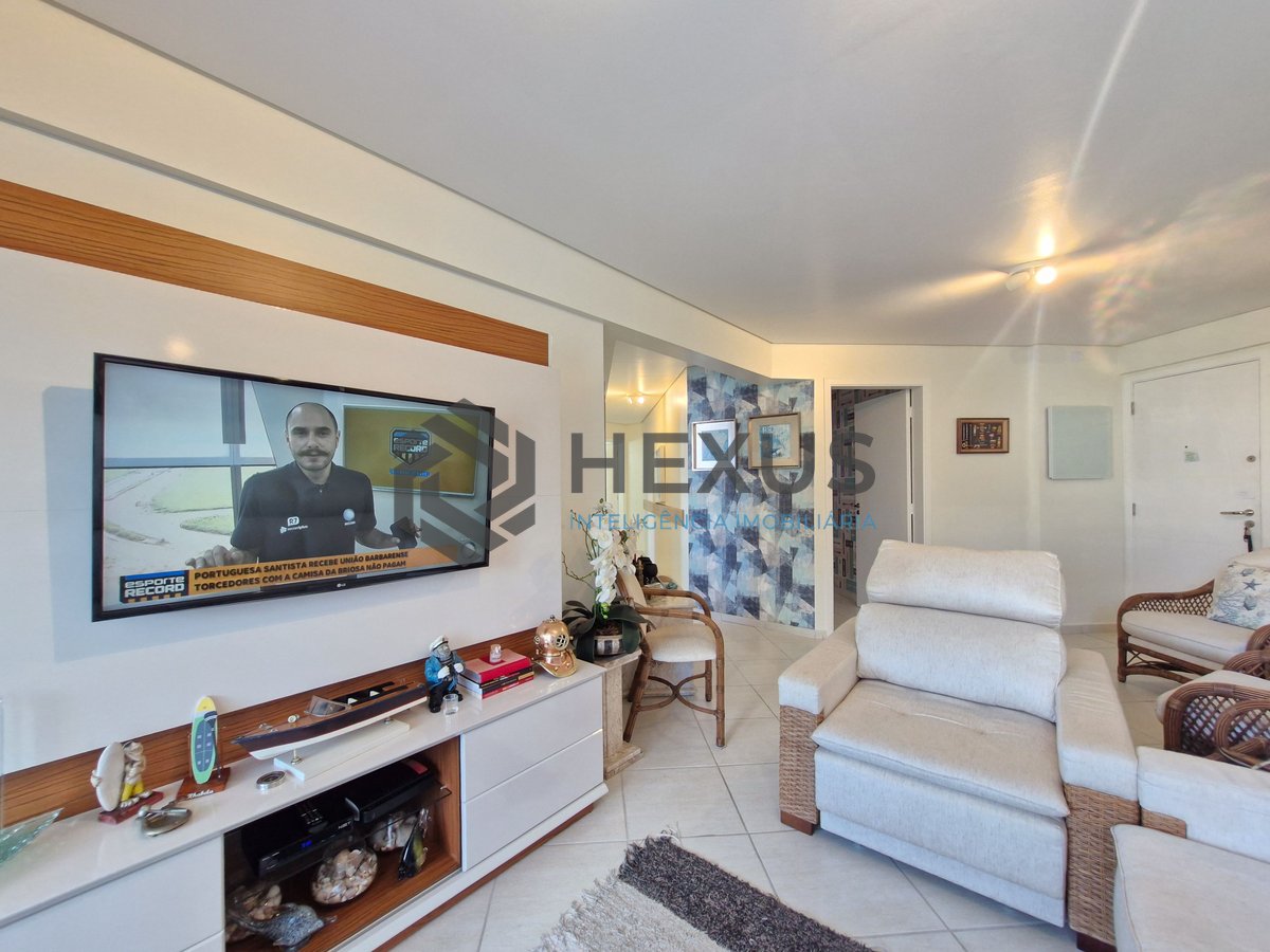 Foto 6 de Apartamento reformado com varanda e lazer a 1 quadra da praia nas Astúrias, Guarujá