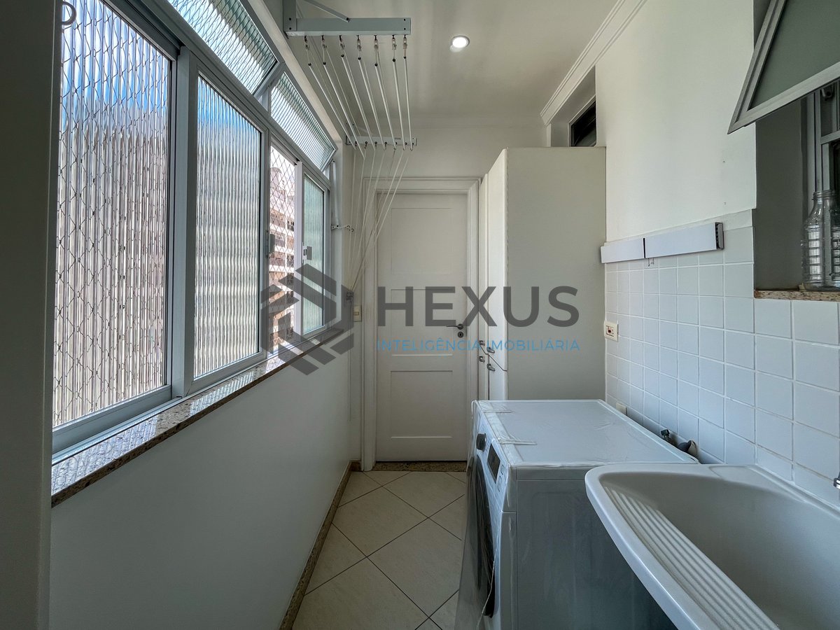 Foto 36 de Apartamento com varanda vista mar e lazer na beira mar na Praia nas Pitangueiras, Guarujá