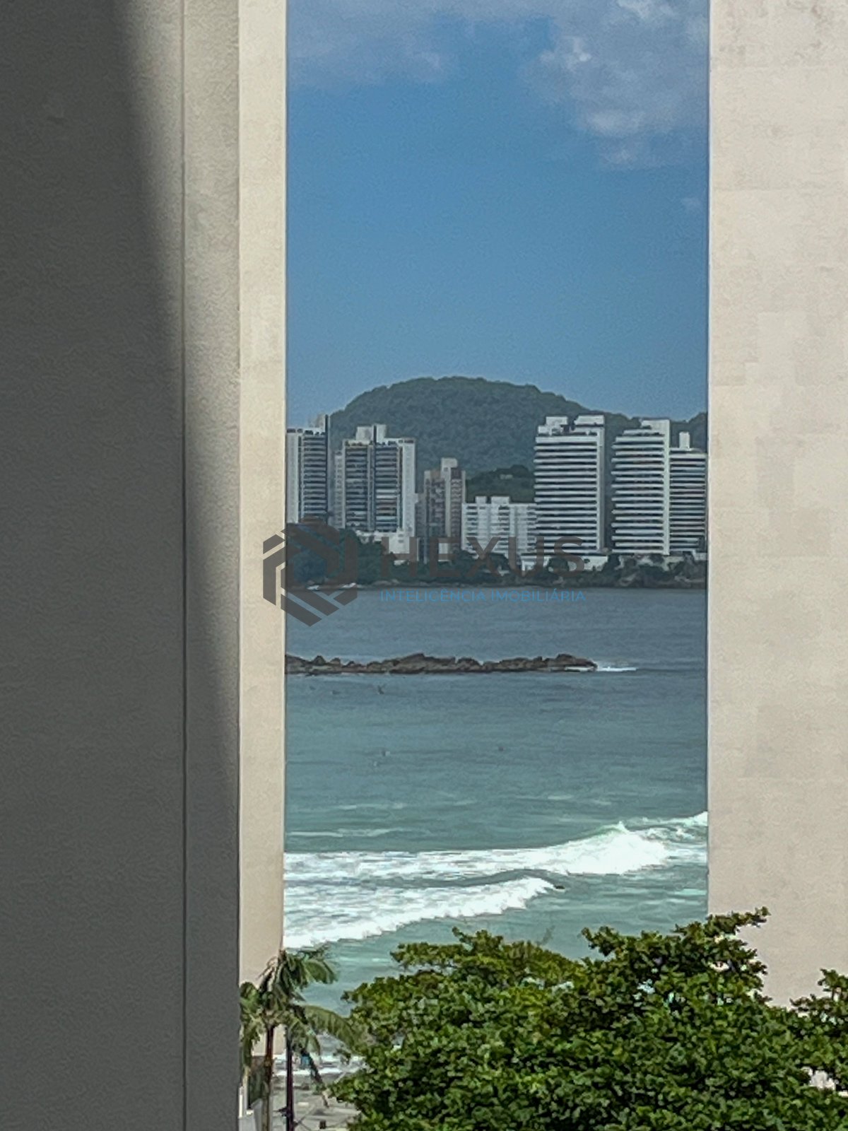 Foto 2 de Apartamento com varanda e lazer na beira mar da região do Morro do Maluf da Praia das Pitangueiras, Guarujá