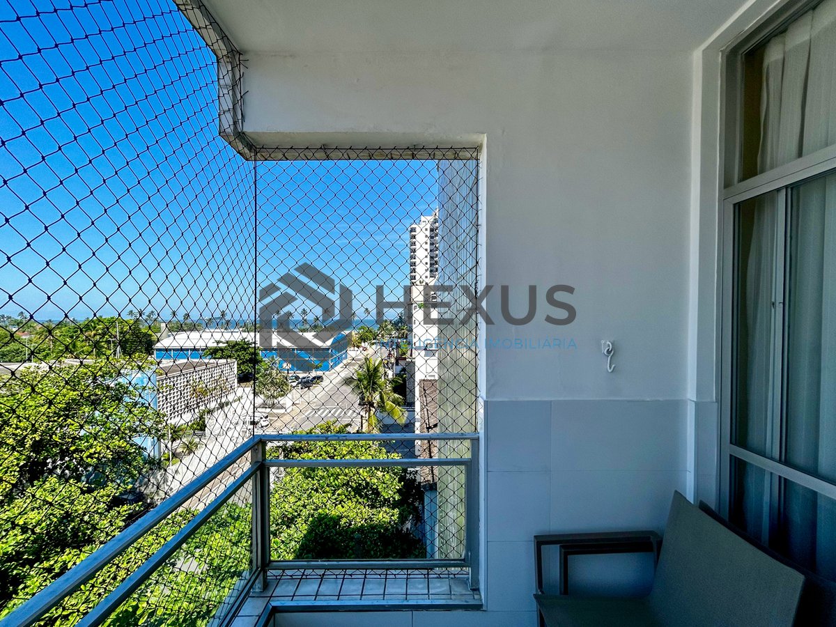 Foto 2 de Apartamento reformado com varanda e vista mar a 150m da praia na Enseada, Guarujá