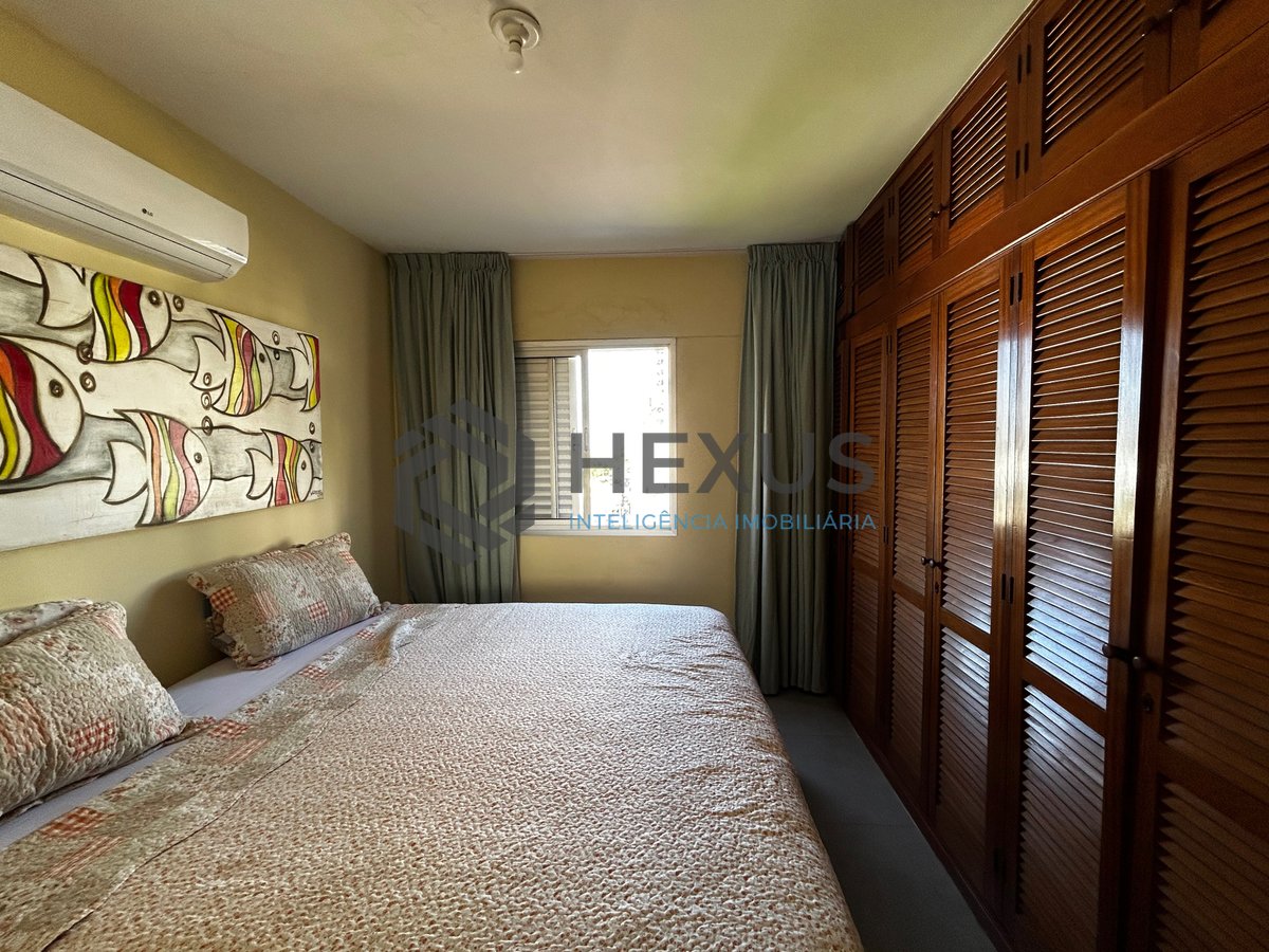 Foto 11 de Apartamento reformado com varanda e vista mar a 150m da praia na Enseada, Guarujá