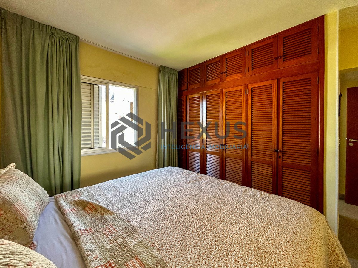 Foto 14 de Apartamento reformado com varanda e vista mar a 150m da praia na Enseada, Guarujá