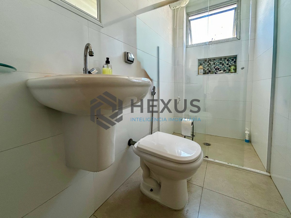 Foto 15 de Apartamento reformado com varanda e vista mar a 150m da praia na Enseada, Guarujá
