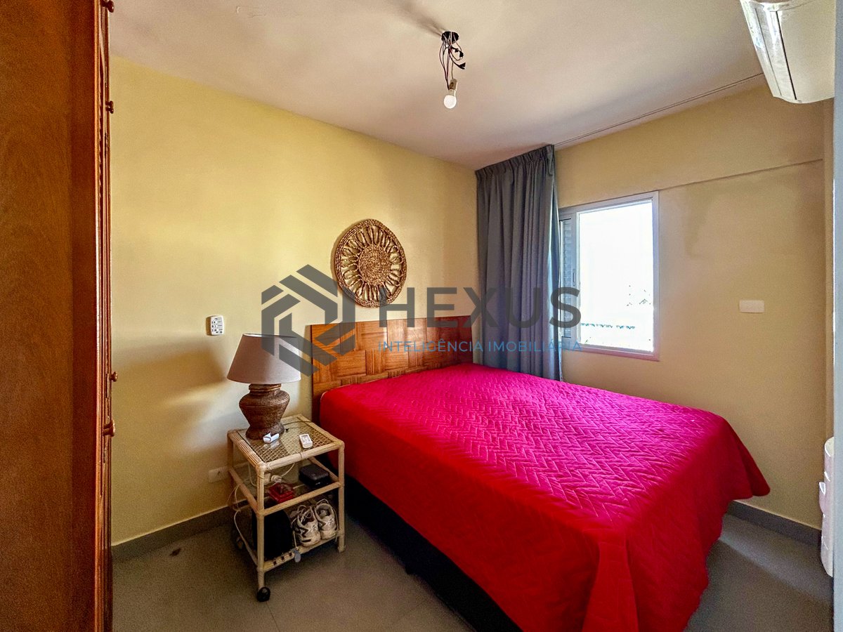 Foto 17 de Apartamento reformado com varanda e vista mar a 150m da praia na Enseada, Guarujá