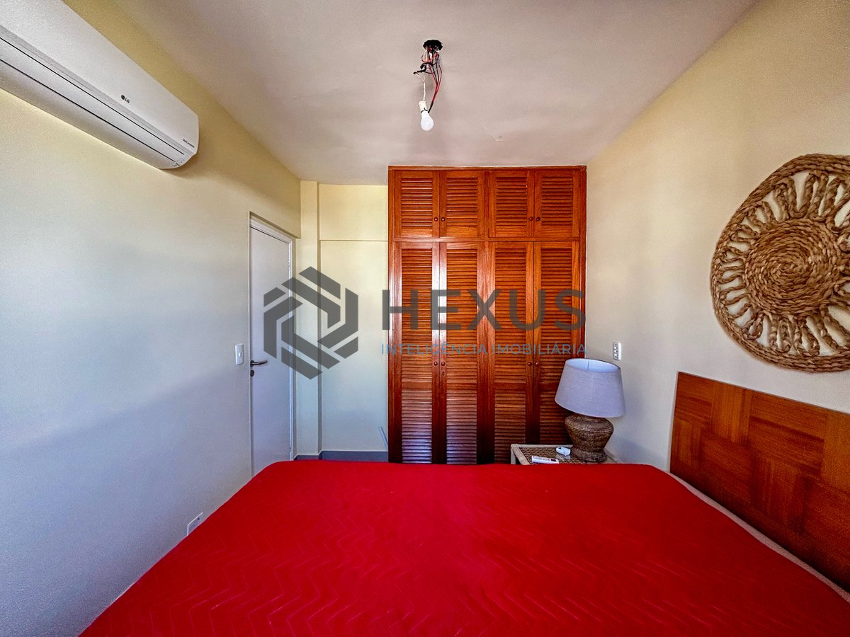 Foto 19 de Apartamento reformado com varanda e vista mar a 150m da praia na Enseada, Guarujá