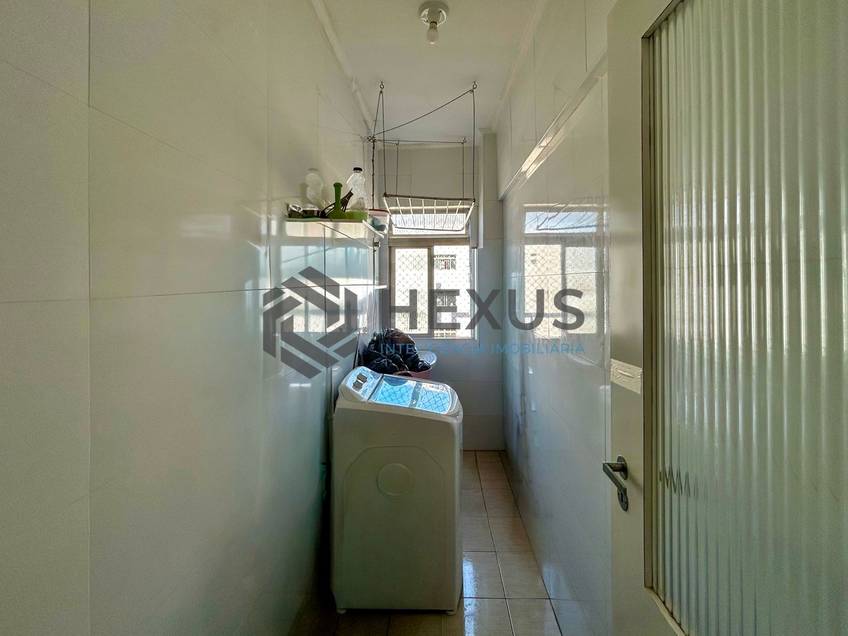 Foto 26 de Apartamento reformado com varanda e vista mar a 150m da praia na Enseada, Guarujá