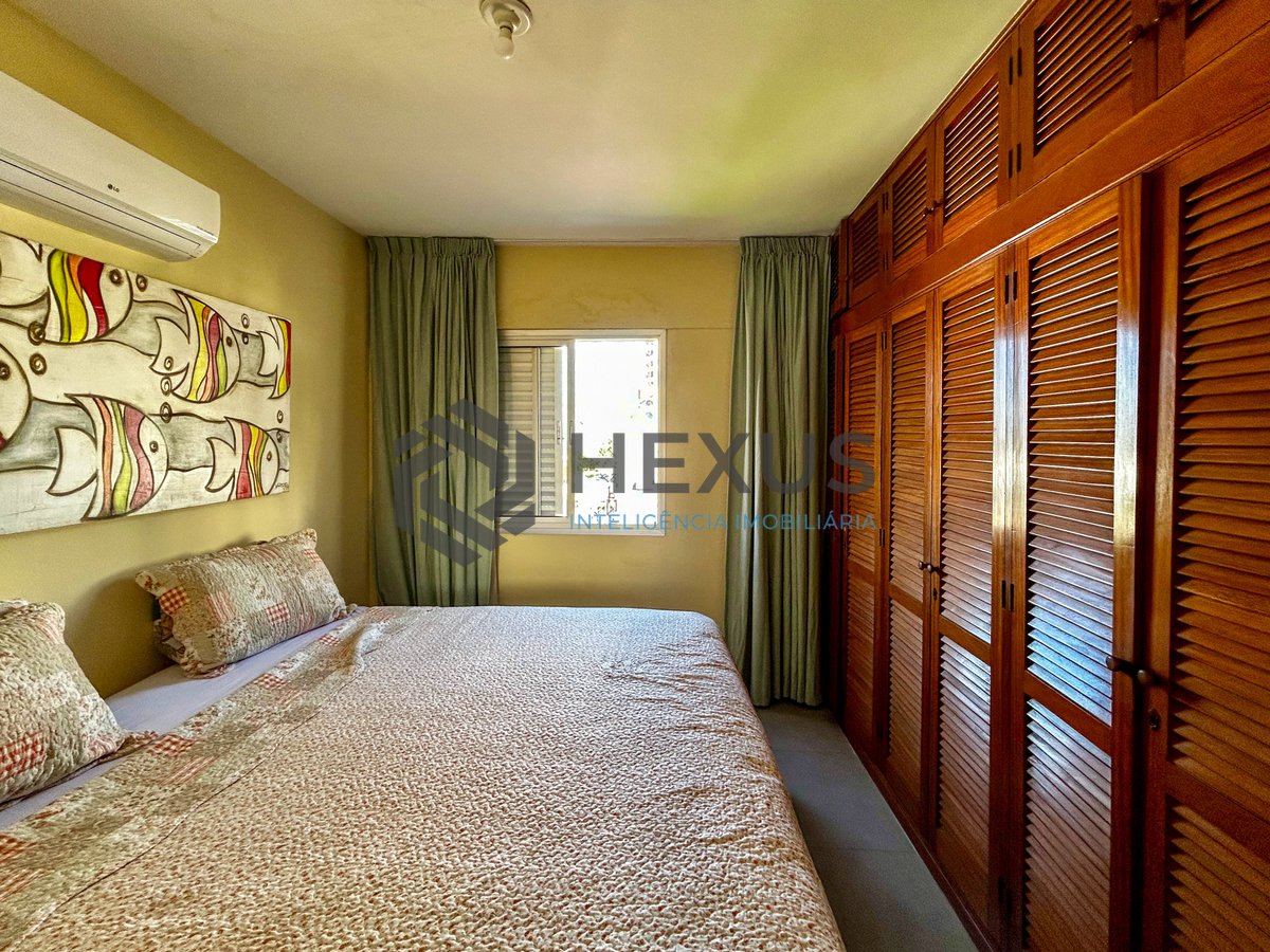 Foto 8 de Apartamento reformado com varanda e vista mar a 150m da praia na Enseada, Guarujá