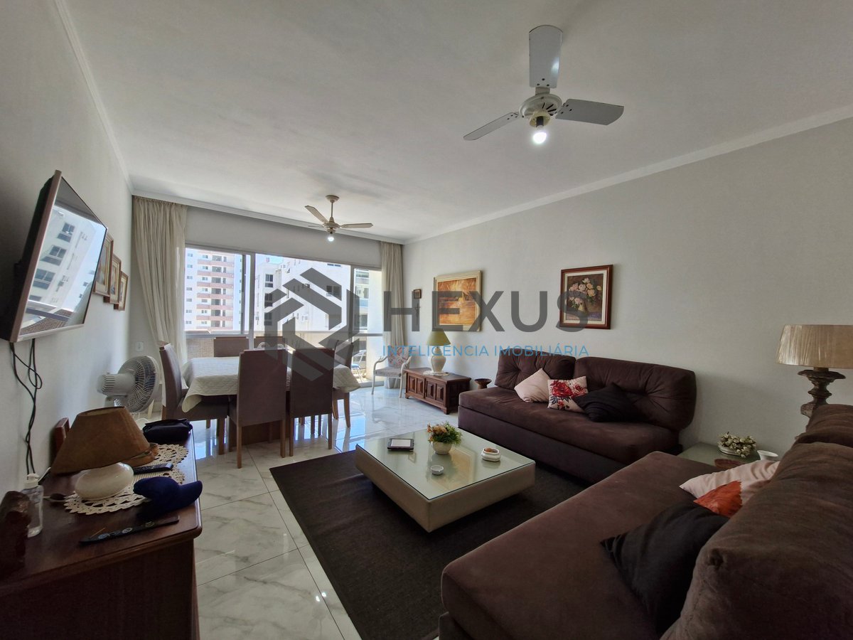 Foto 2 de Apartamento reformado com varanda a 1 quadra da Praia das Pitangueiras, Guarujá