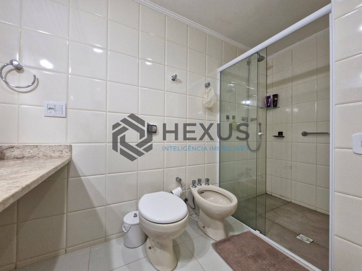 Foto 15 de Apartamento reformado com varanda a 1 quadra da Praia das Pitangueiras, Guarujá