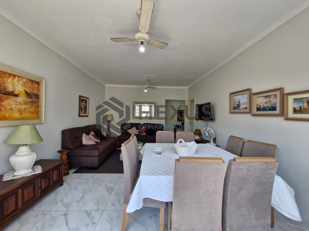 Foto 3 de Apartamento reformado com varanda a 1 quadra da Praia das Pitangueiras, Guarujá