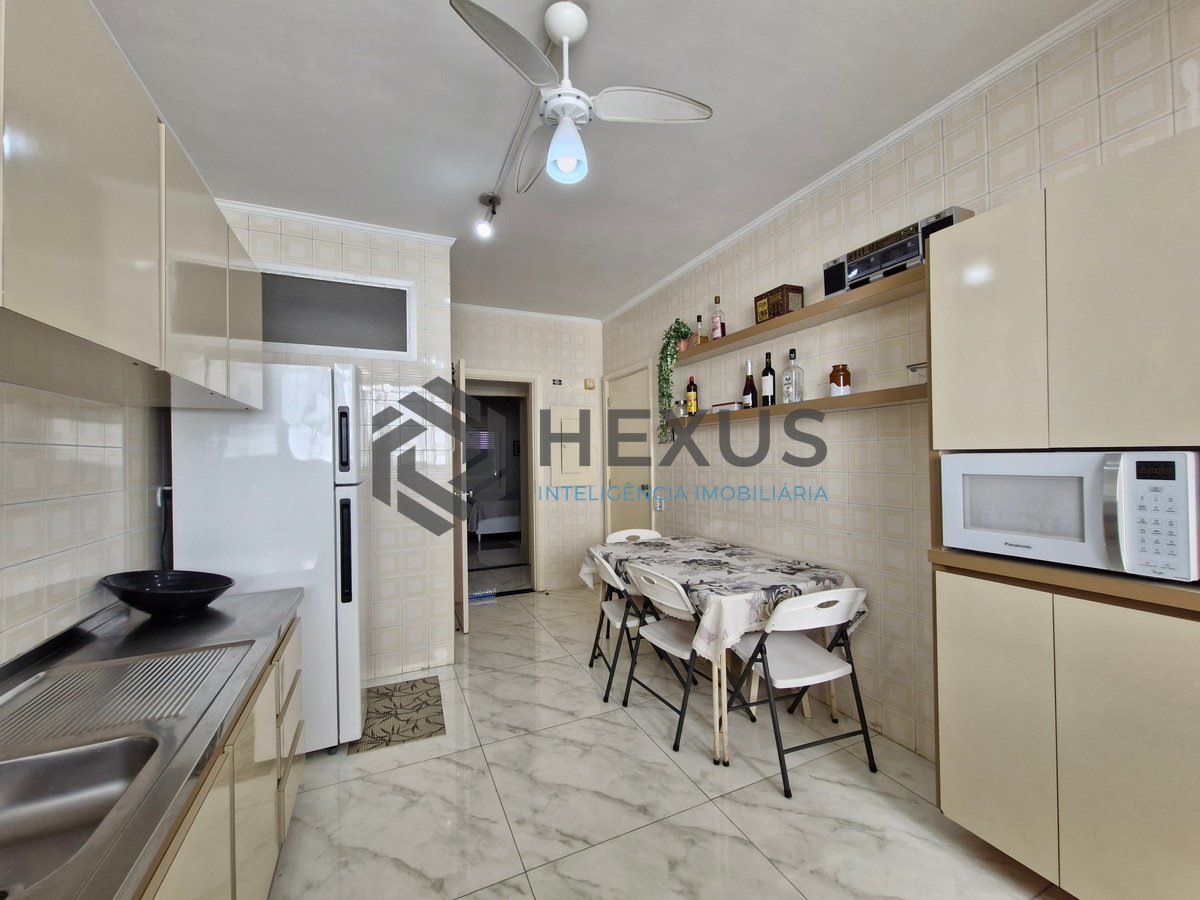 Foto 27 de Apartamento reformado com varanda a 1 quadra da Praia das Pitangueiras, Guarujá