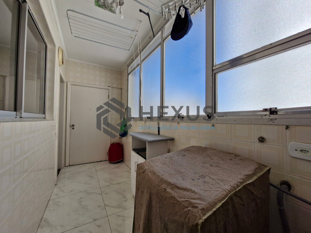 Foto 28 de Apartamento reformado com varanda a 1 quadra da Praia das Pitangueiras, Guarujá