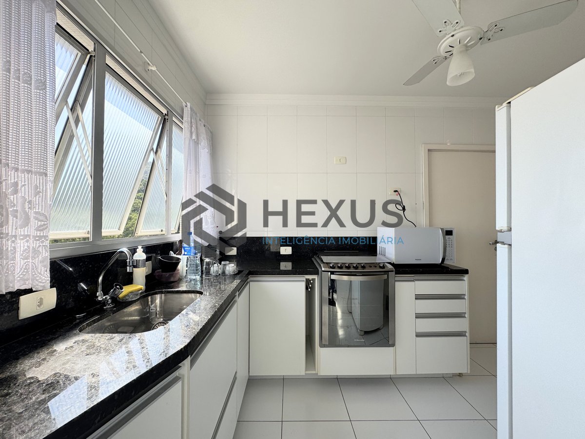 Foto 23 de Apartamento com varanda e lazer na Praia das Pitangueiras, Guarujá