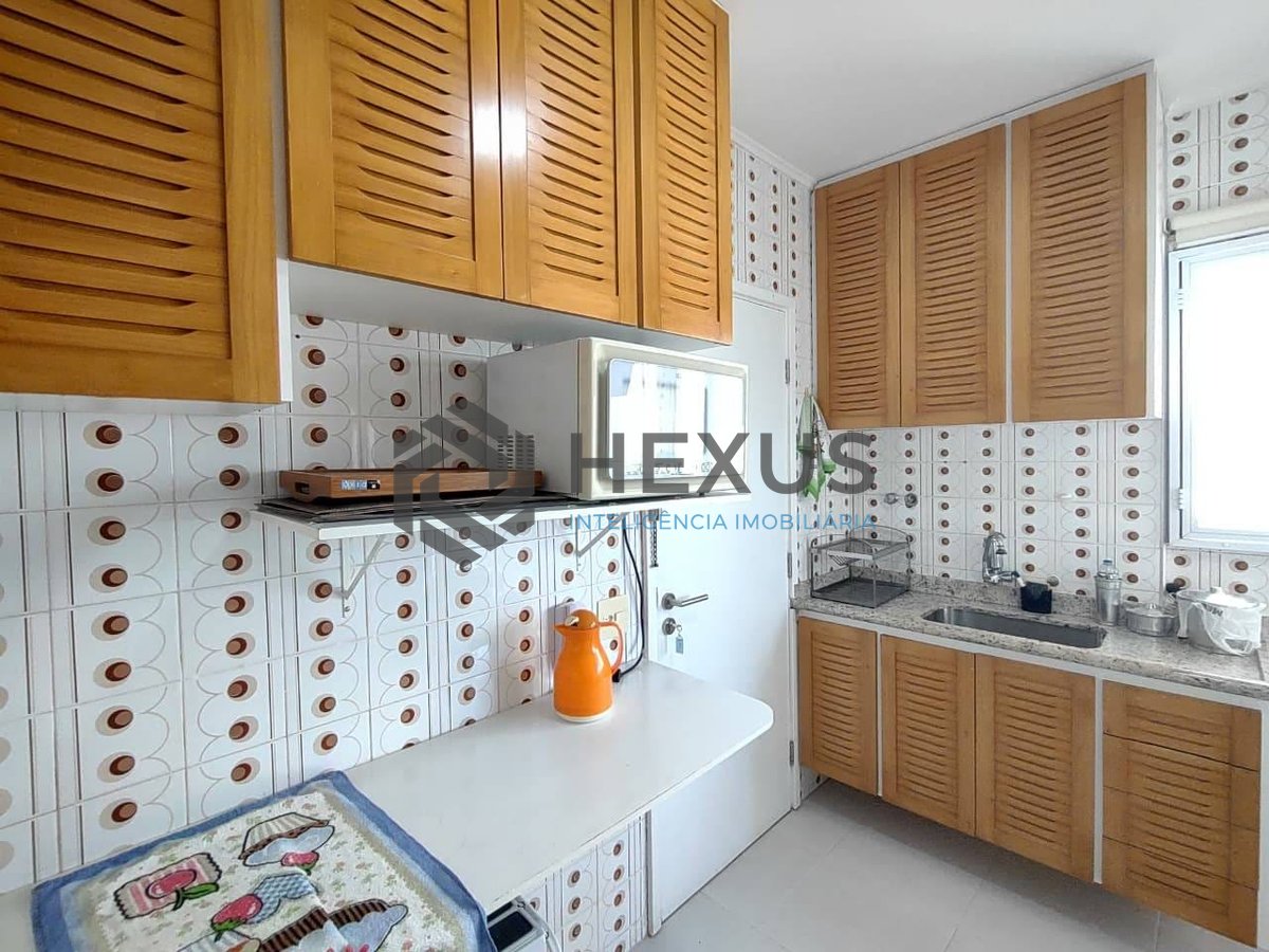 Foto 18 de Apartamento com varanda e lazer na Praia da Enseada, Guarujá