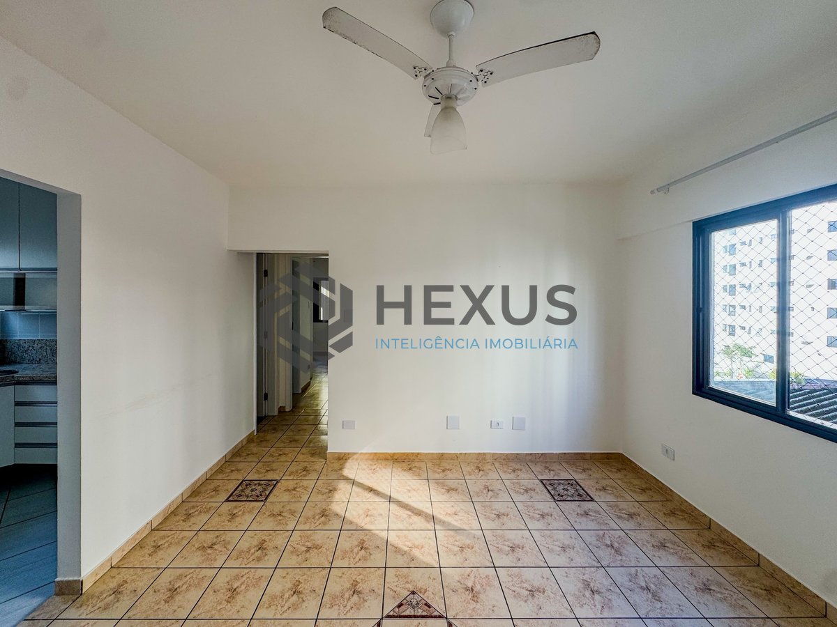 Foto 3 de Apartamento com varanda vista mar a 100m da praia no Jardim Astúrias, Guarujá