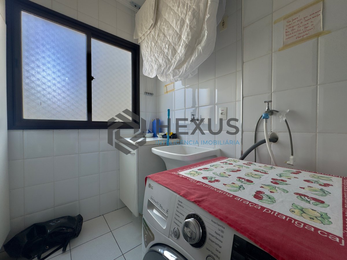 Foto 18 de Apartamento com varanda vista mar e lazer a 1 quadra do mar nas Pitangueiras, Guarujá