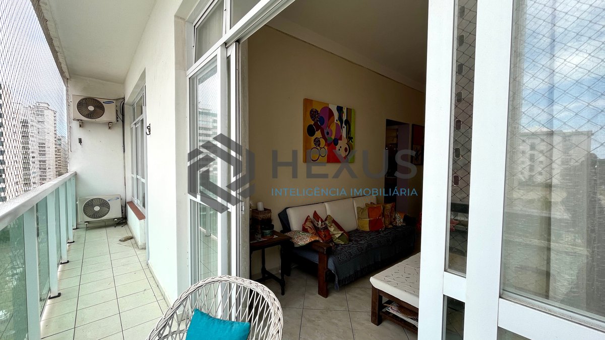 Foto 4 de Apartamento com varanda vista mar a 1 quadra da praia nas Pitangueiras, Guarujá