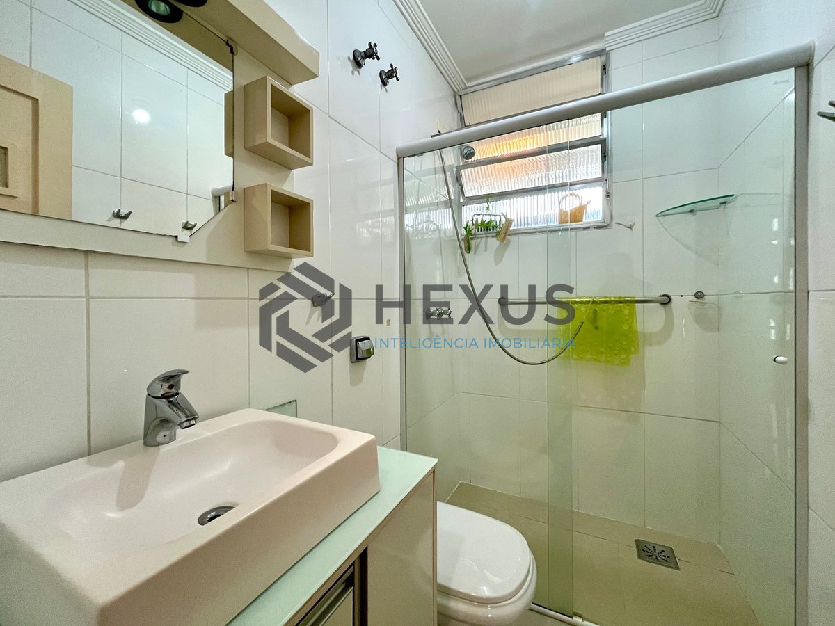 Foto 13 de Apartamento com varanda vista mar a 1 quadra da praia nas Pitangueiras, Guarujá