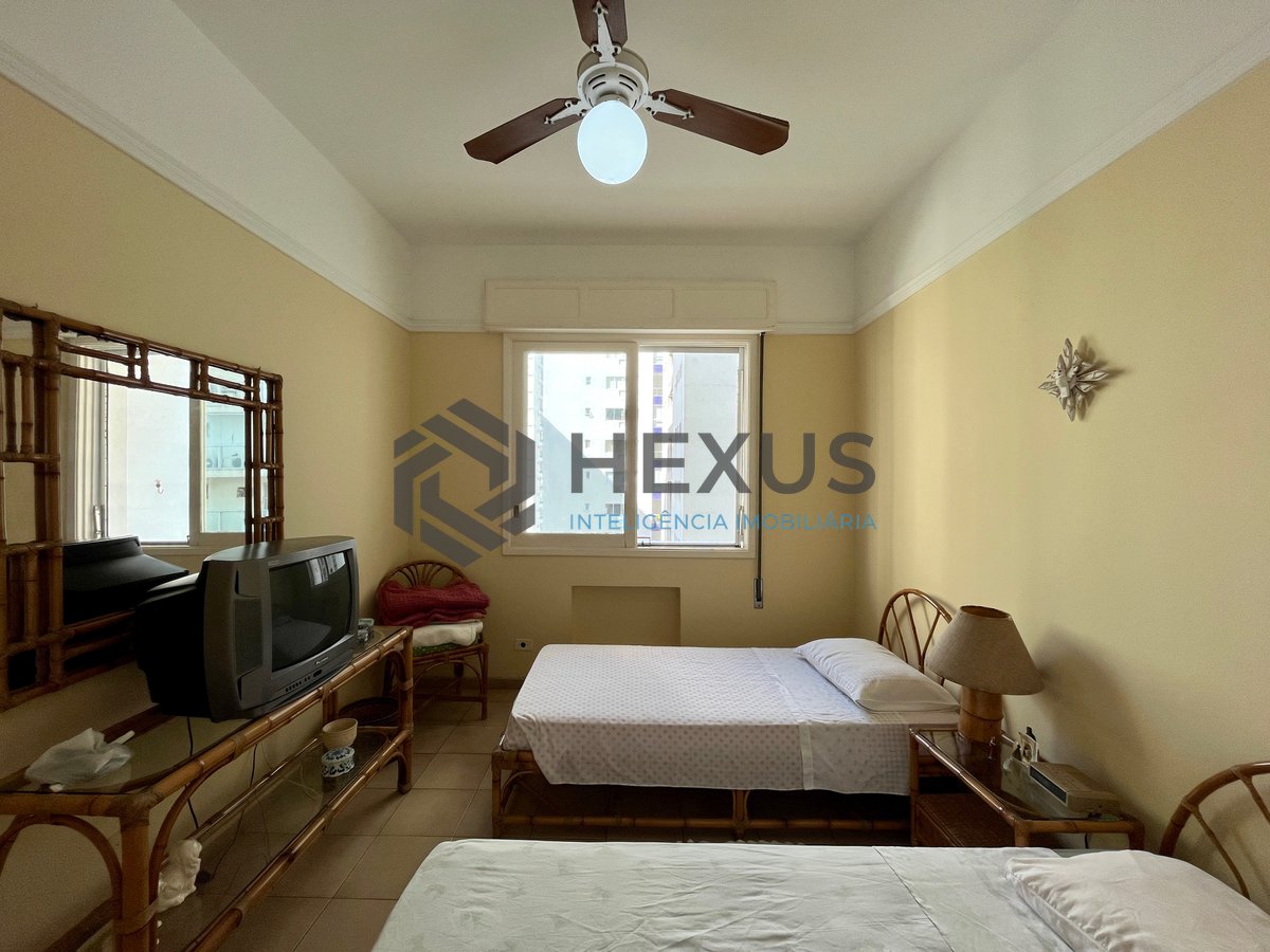 Foto 14 de Apartamento reformado com varanda vista mar na beira mar da praia nas Pitangueiras, Guarujá