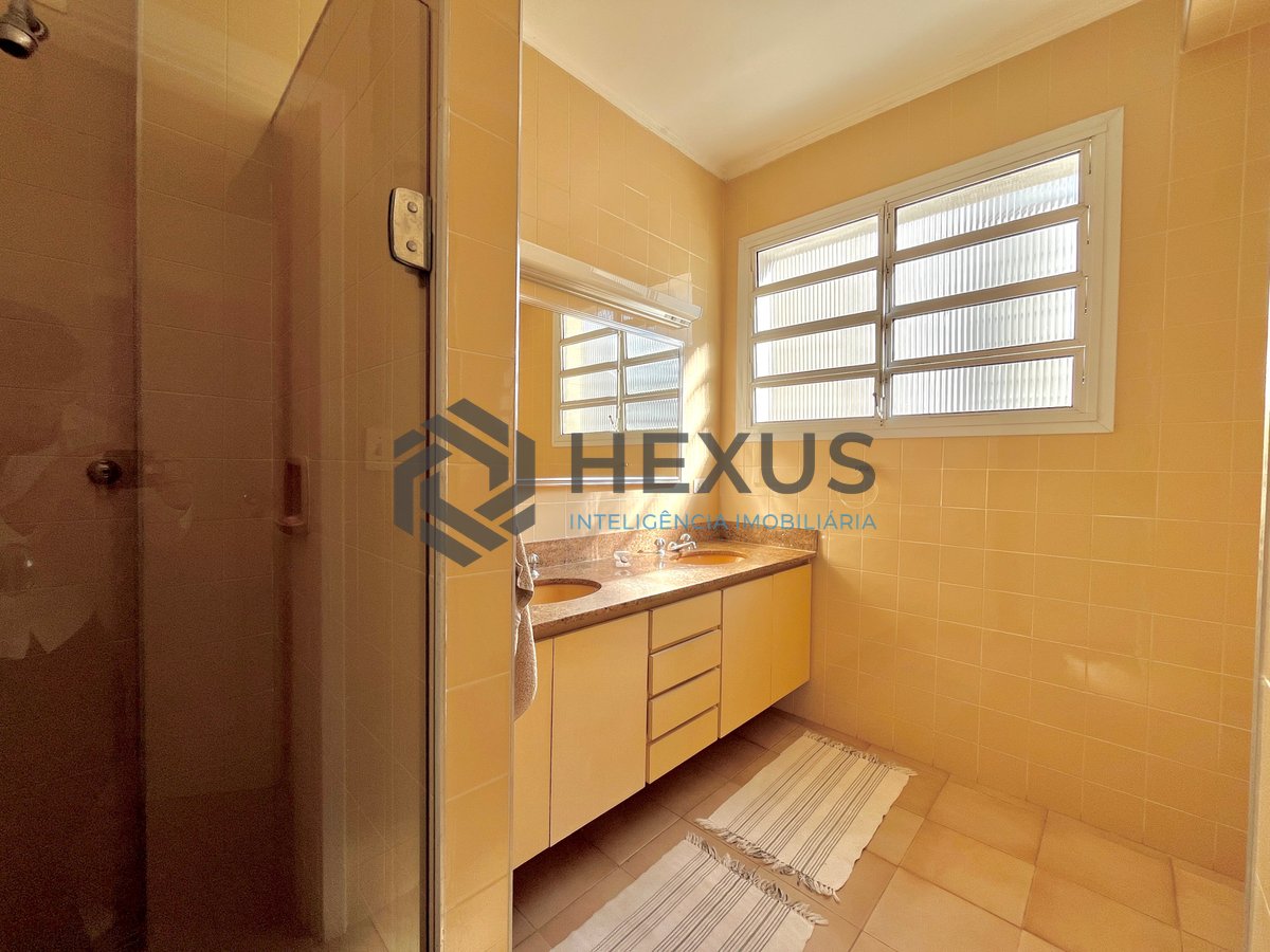 Foto 16 de Apartamento reformado com varanda vista mar na beira mar da praia nas Pitangueiras, Guarujá