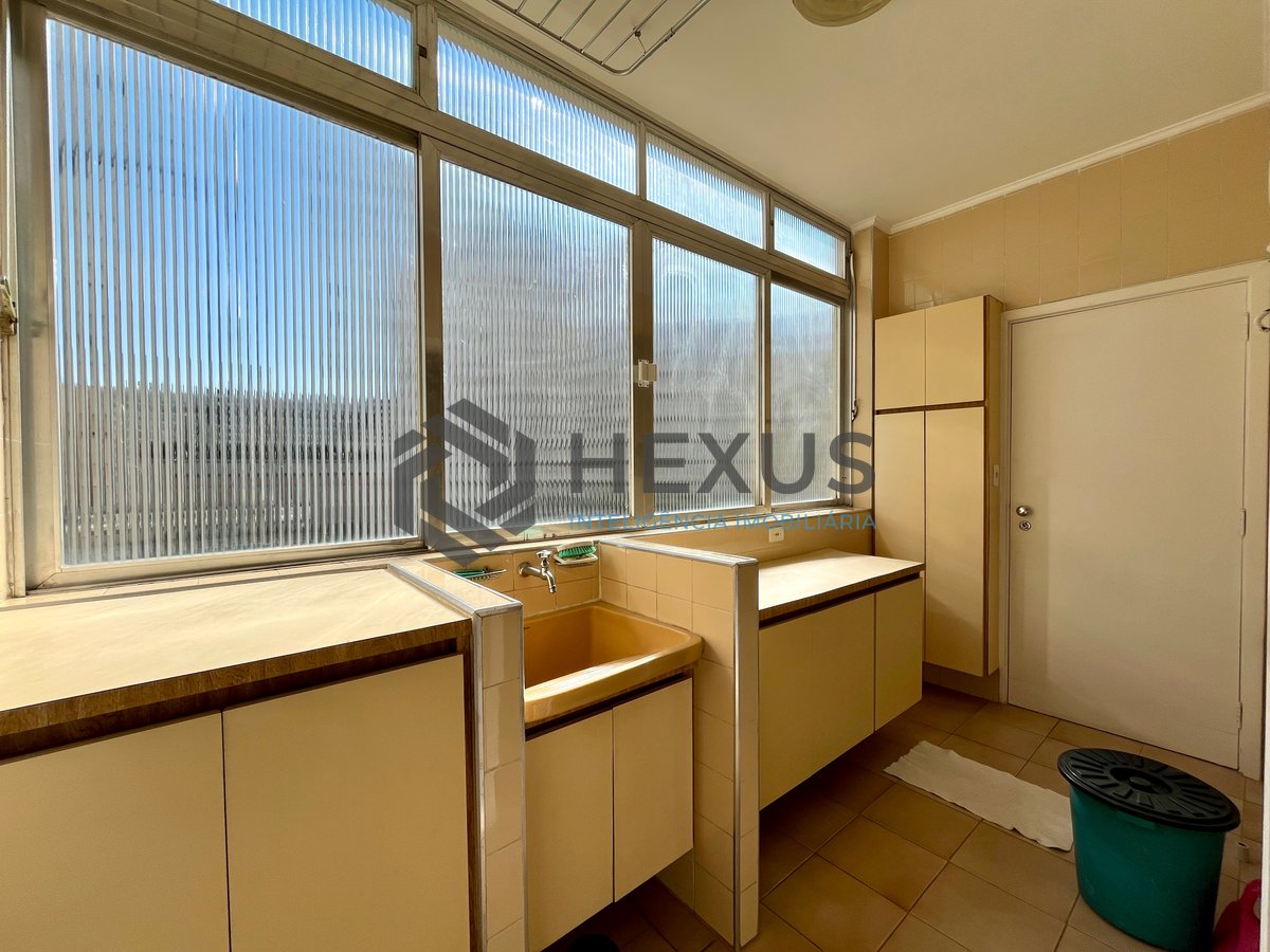 Foto 20 de Apartamento reformado com varanda vista mar na beira mar da praia nas Pitangueiras, Guarujá