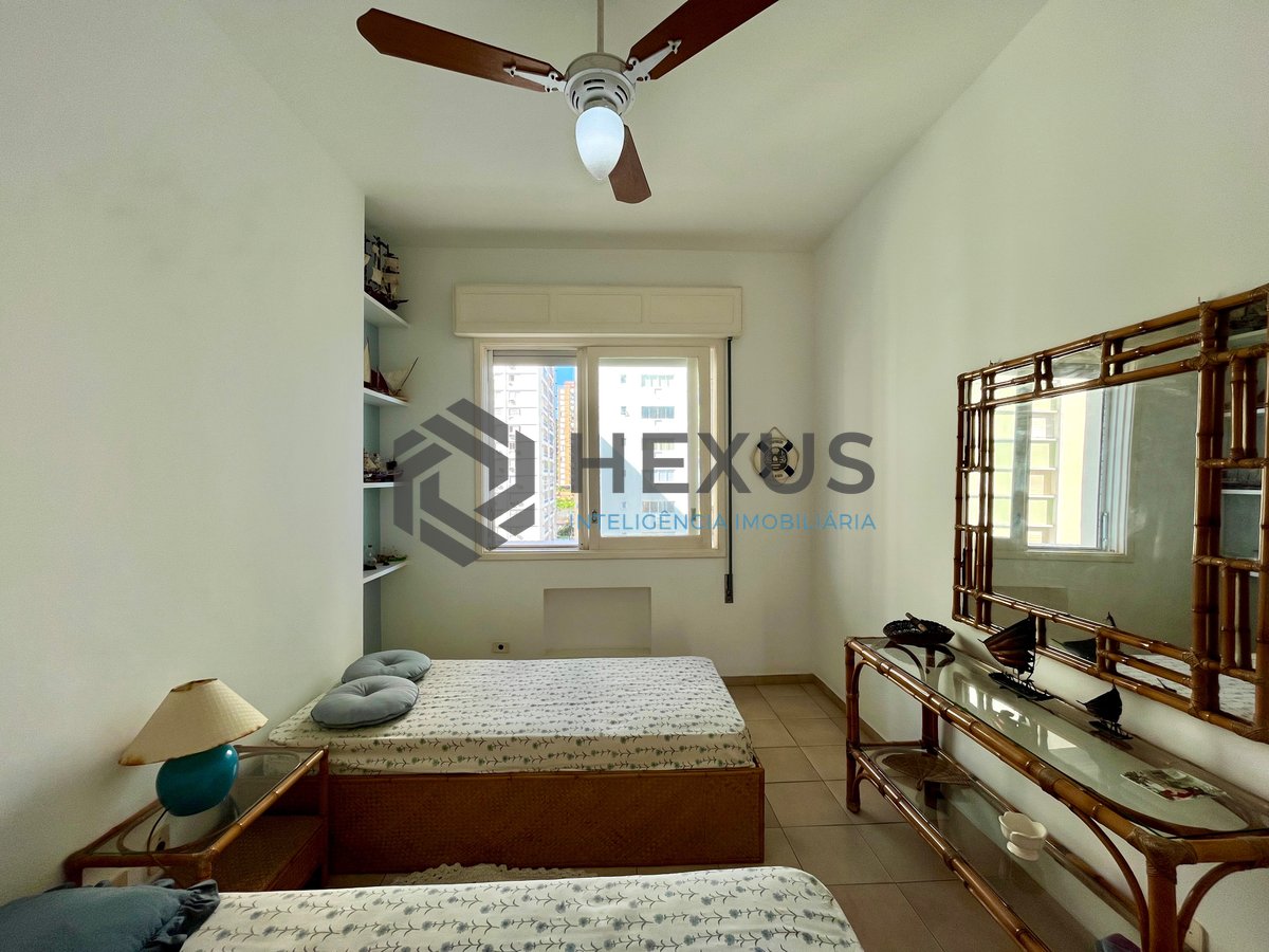 Foto 7 de Apartamento reformado com varanda vista mar na beira mar da praia nas Pitangueiras, Guarujá