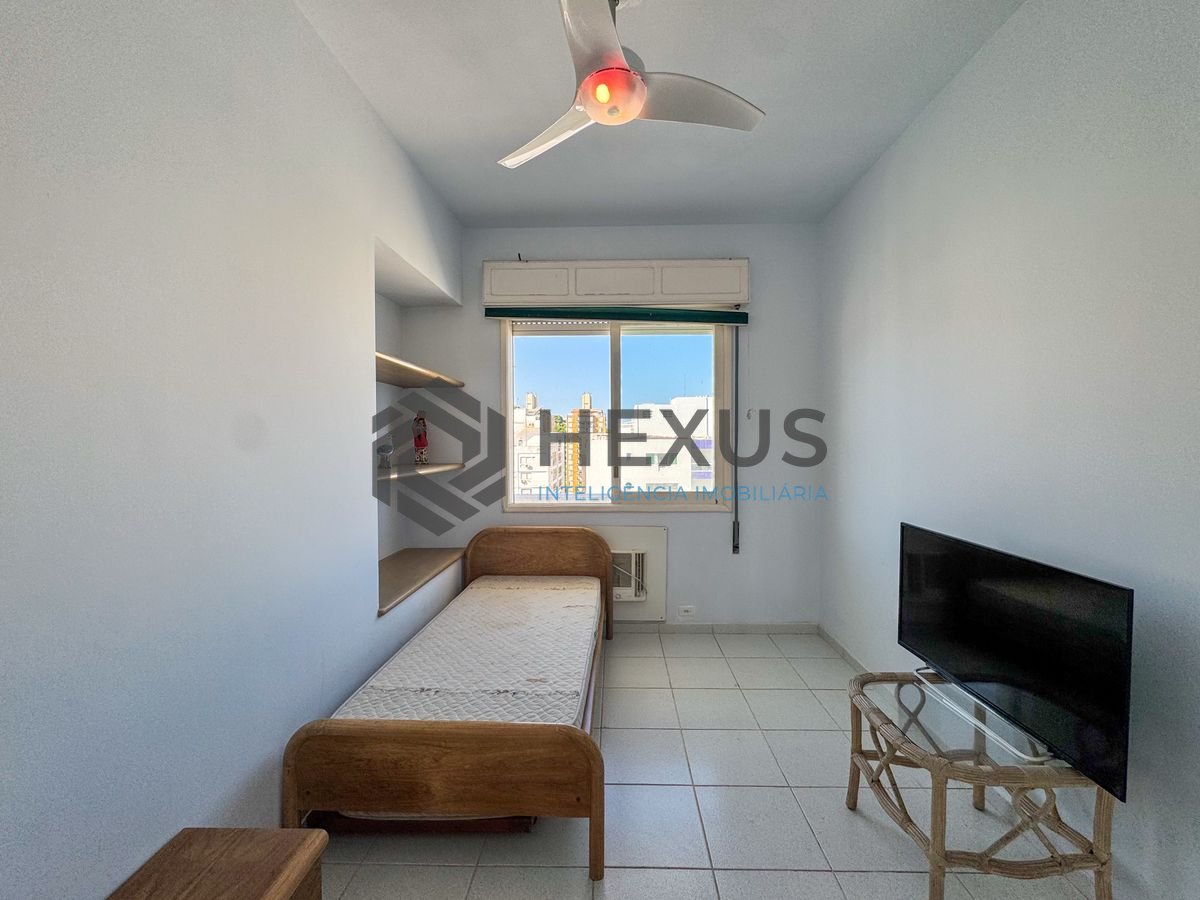 Foto 11 de Apartamento beira mar reformado com varanda vista mar nas Pitangueiras, Guarujá