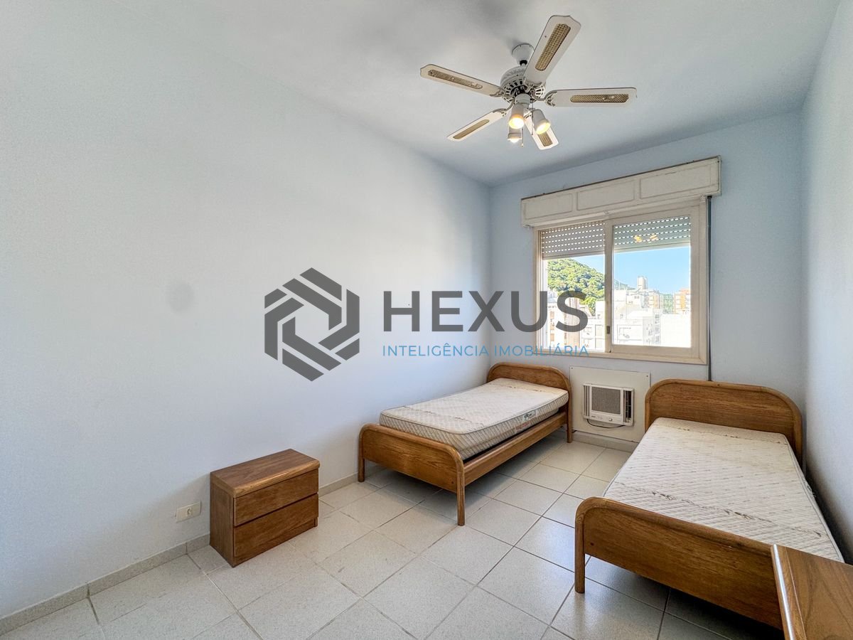 Foto 14 de Apartamento beira mar reformado com varanda vista mar nas Pitangueiras, Guarujá