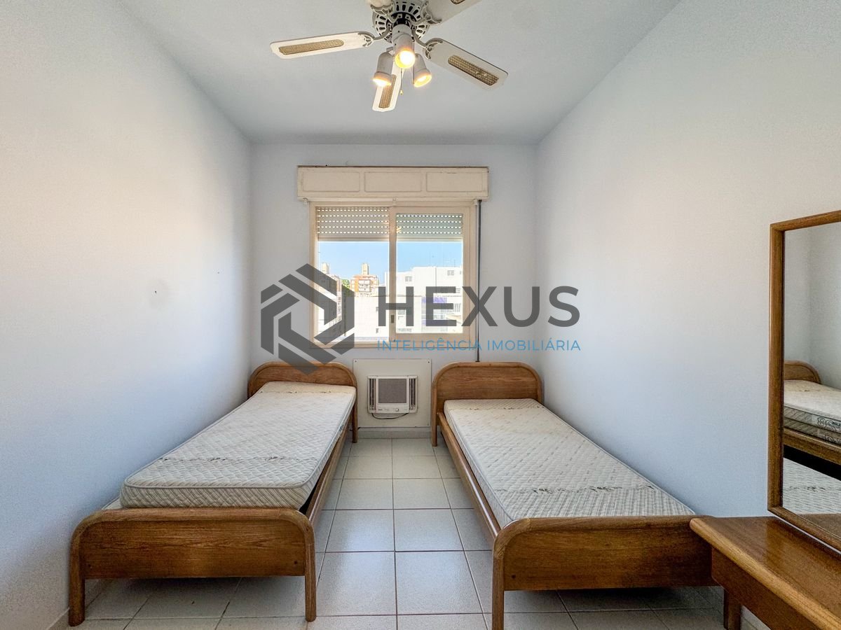 Foto 15 de Apartamento beira mar reformado com varanda vista mar nas Pitangueiras, Guarujá