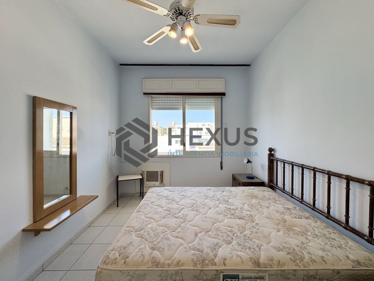 Foto 18 de Apartamento beira mar reformado com varanda vista mar nas Pitangueiras, Guarujá