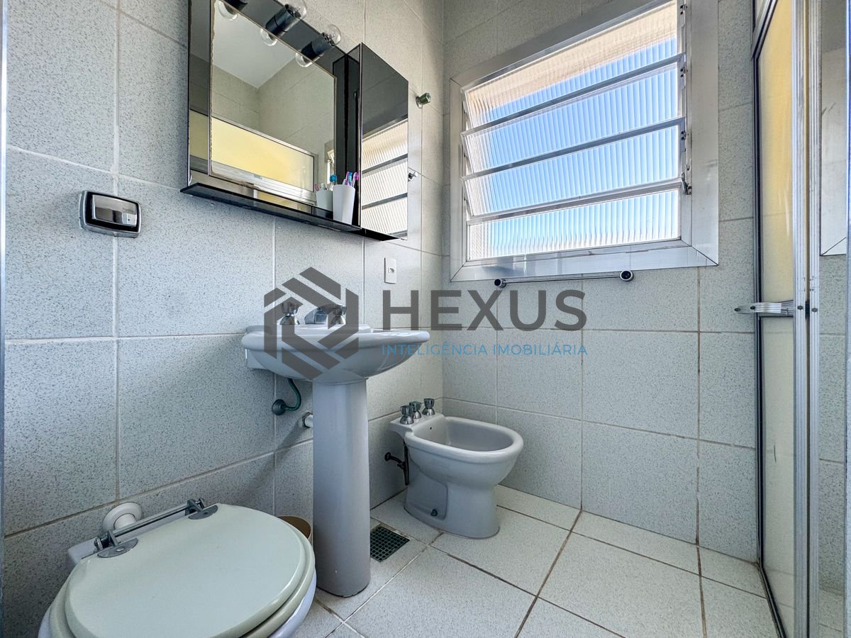 Foto 23 de Apartamento beira mar reformado com varanda vista mar nas Pitangueiras, Guarujá