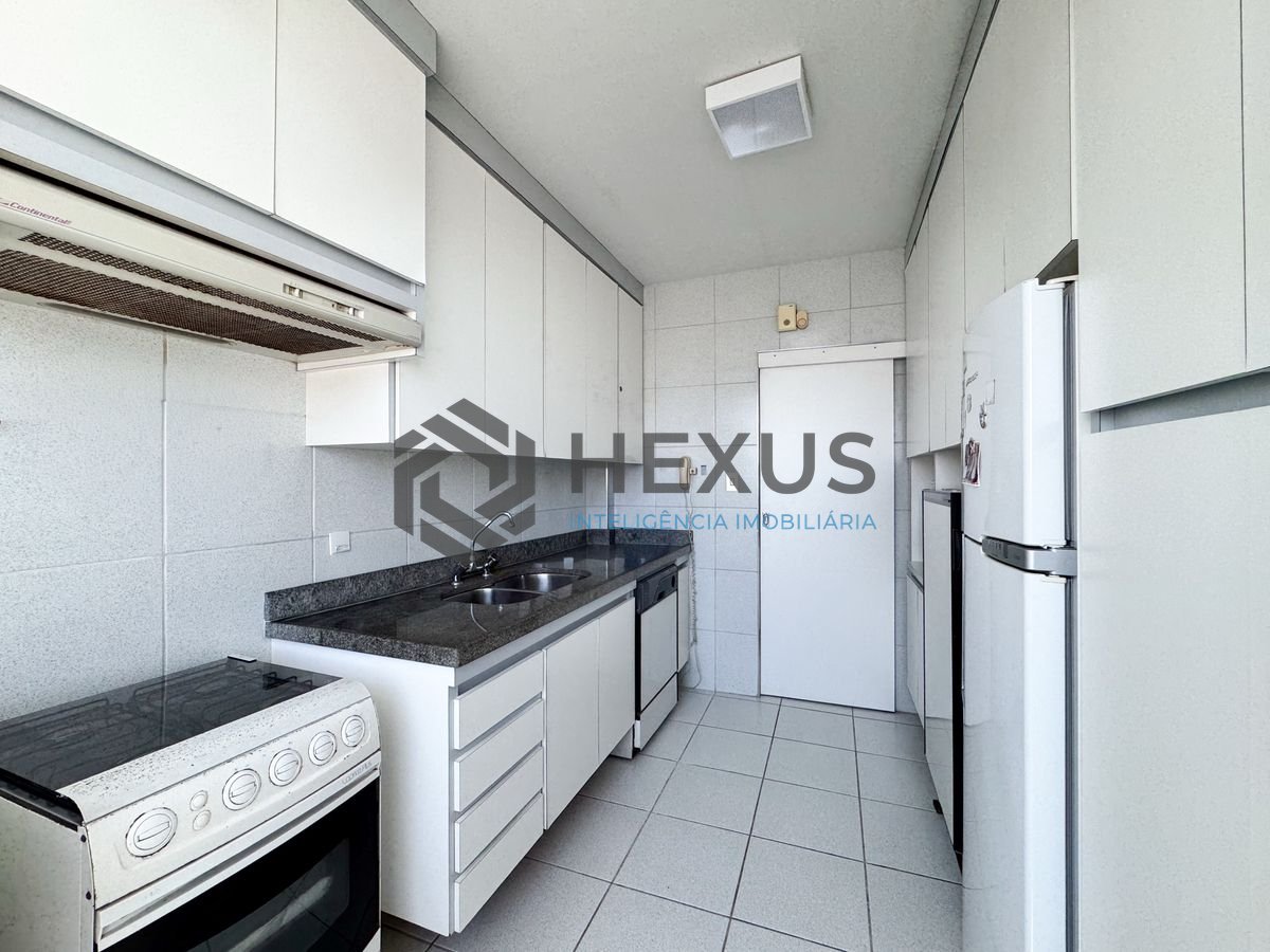Foto 28 de Apartamento beira mar reformado com varanda vista mar nas Pitangueiras, Guarujá