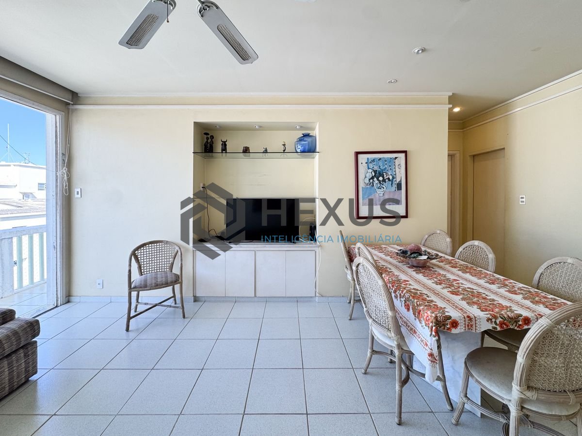 Foto 4 de Apartamento beira mar reformado com varanda vista mar nas Pitangueiras, Guarujá