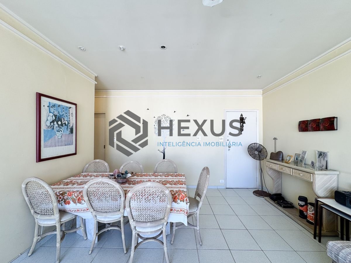 Foto 5 de Apartamento beira mar reformado com varanda vista mar nas Pitangueiras, Guarujá