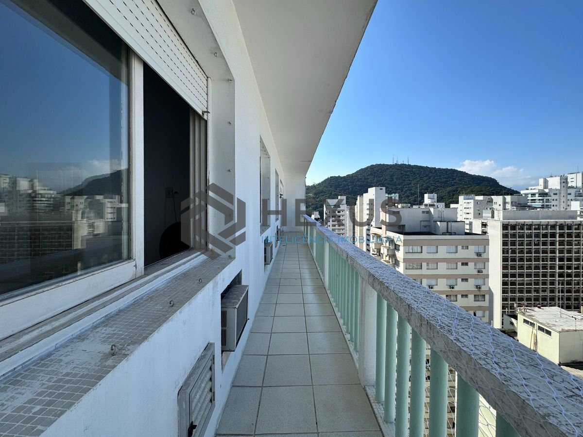 Foto 9 de Apartamento beira mar reformado com varanda vista mar nas Pitangueiras, Guarujá
