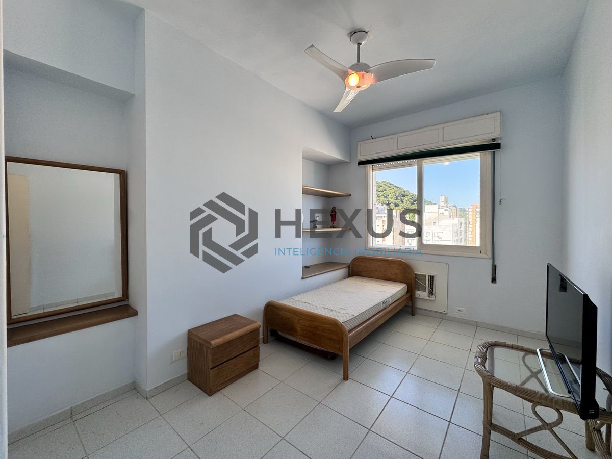 Foto 10 de Apartamento beira mar reformado com varanda vista mar nas Pitangueiras, Guarujá