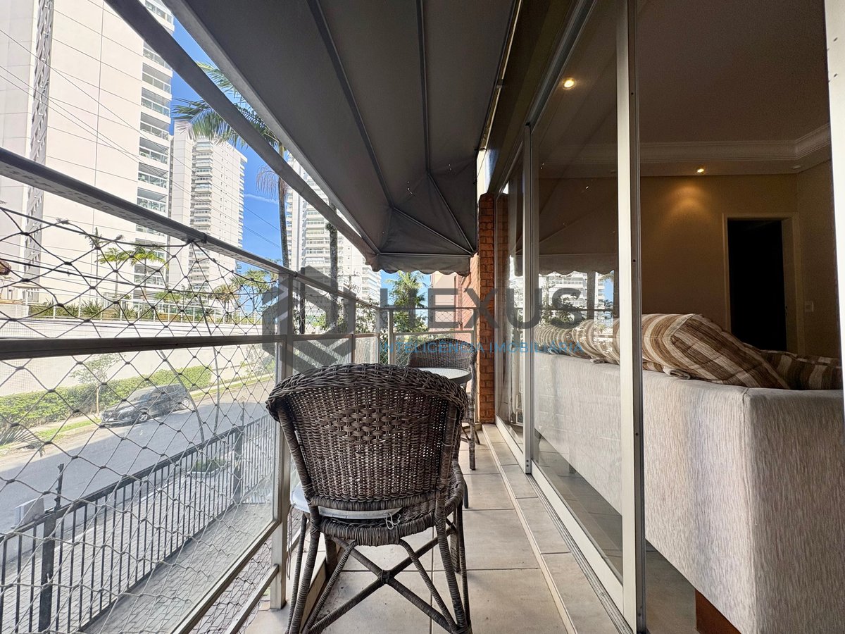 Foto 3 de Apartamento com varanda e lazer na Praia da Enseada, Guarujá