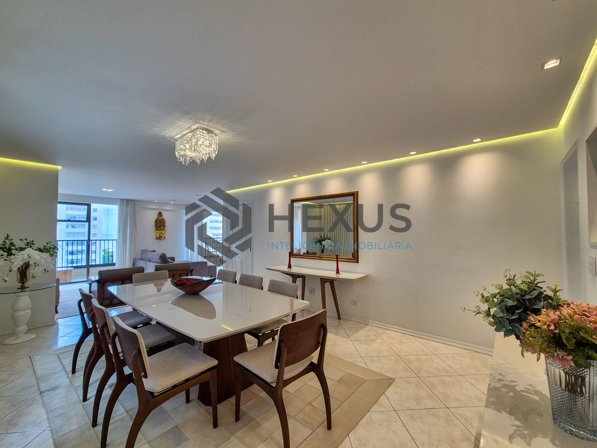 Foto 14 de Apartamento reformado com varanda vista mar a 2 quadras da praia nas Pitangueiras, Guarujá