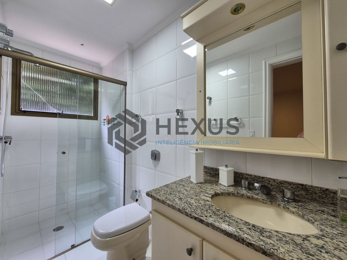 Foto 15 de Apartamento reformado com varanda vista mar a 2 quadras da praia nas Pitangueiras, Guarujá