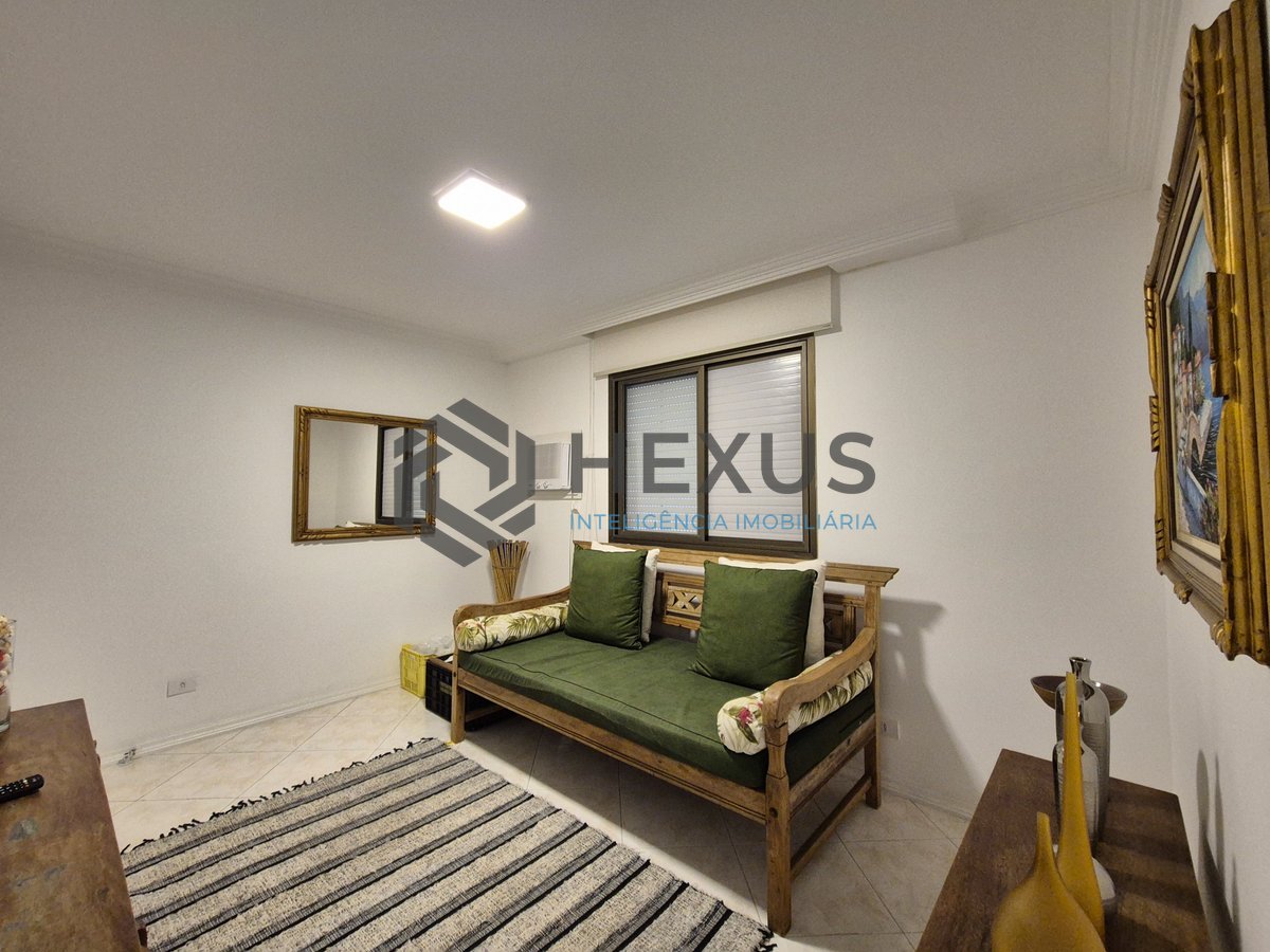 Foto 17 de Apartamento reformado com varanda vista mar a 2 quadras da praia nas Pitangueiras, Guarujá