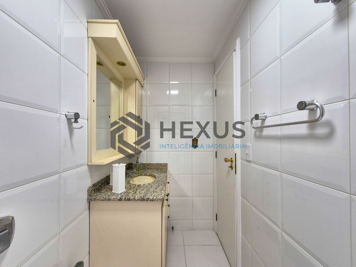 Foto 19 de Apartamento reformado com varanda vista mar a 2 quadras da praia nas Pitangueiras, Guarujá