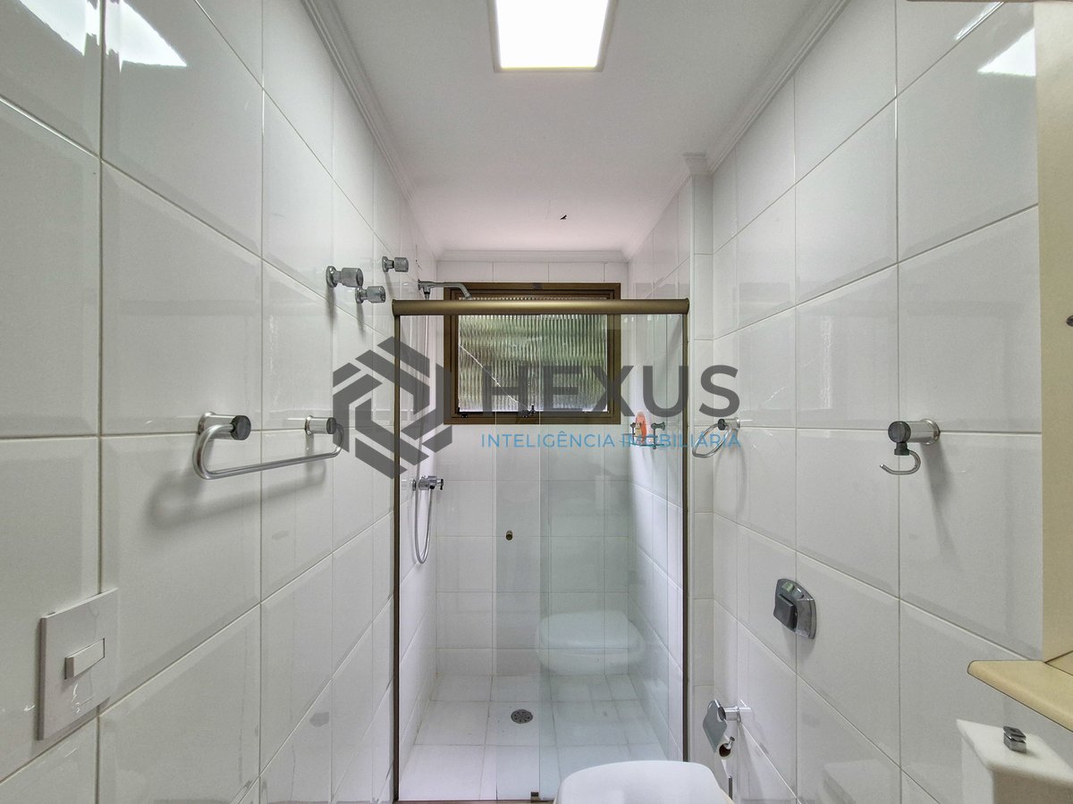 Foto 20 de Apartamento reformado com varanda vista mar a 2 quadras da praia nas Pitangueiras, Guarujá