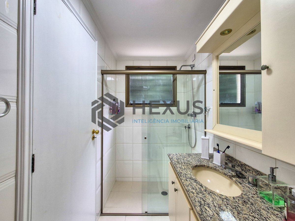 Foto 25 de Apartamento reformado com varanda vista mar a 2 quadras da praia nas Pitangueiras, Guarujá