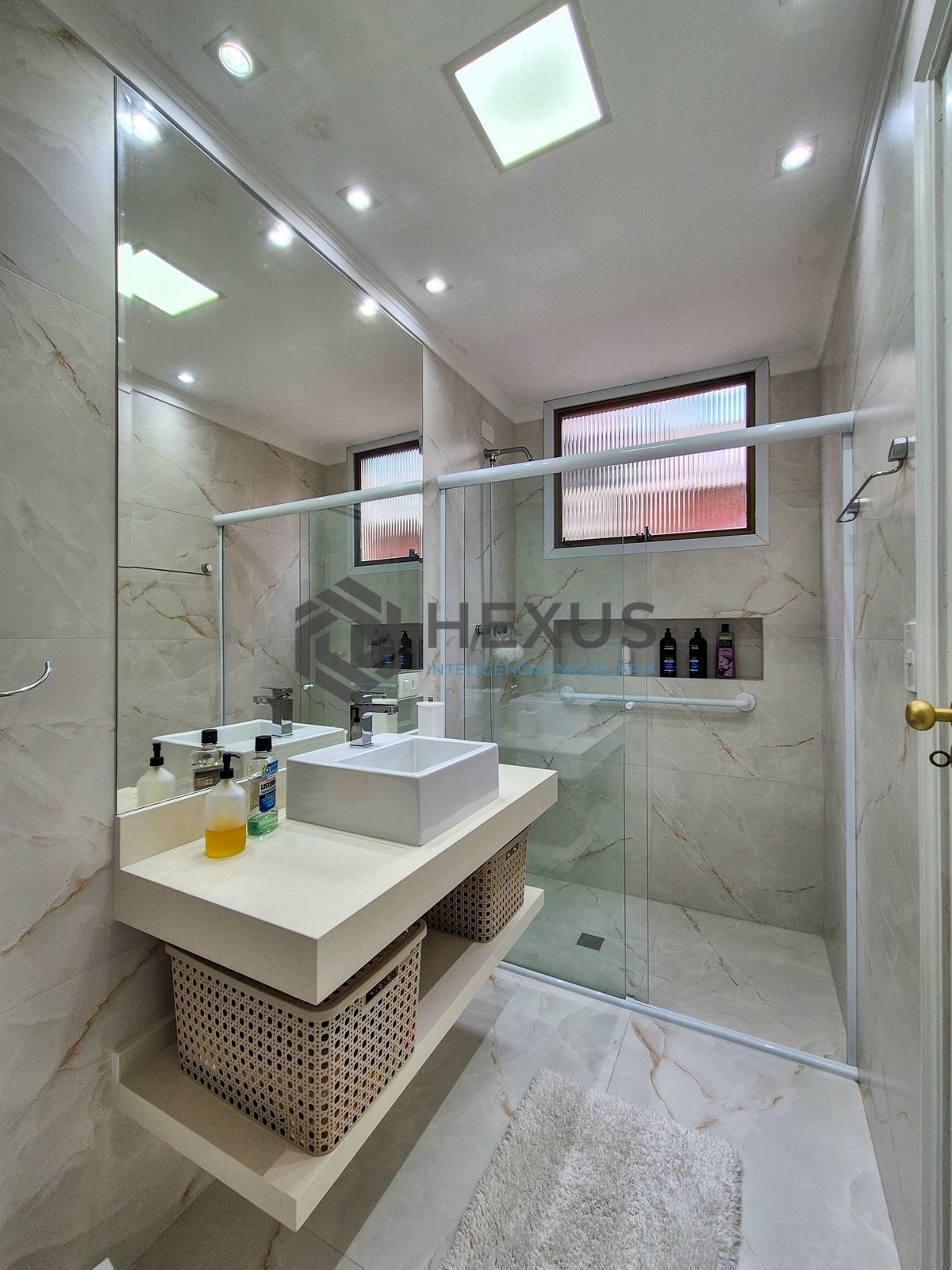 Foto 45 de Apartamento reformado com varanda vista mar a 2 quadras da praia nas Pitangueiras, Guarujá